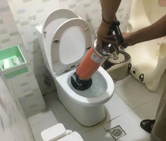 马桶被卫生纸堵了怎么疏通？
